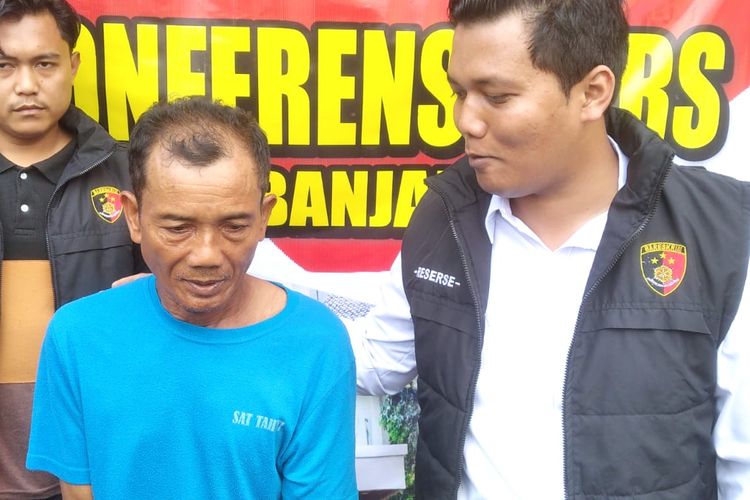 Tersangka pembacokan TU dihadirkan saat konferensi pers di Mapolres Banjarnegara, Jawa Tengah, Kamis (25/5/2023) sore.