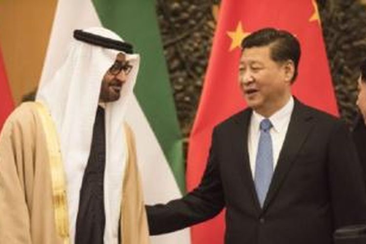 Putra Mahkota Abu Dhabi dan Wakil Komandan Angkatan Bersenjata Uni Emirat Arab Mohammed bin Zayed Al Nayhan, kiri, berbicara dengan Presiden China Xi Jinping, tengah, saat acara penandatanganan kesepakatan di Balai Agung Rakyat di Beijing, 14 Desember 2015.