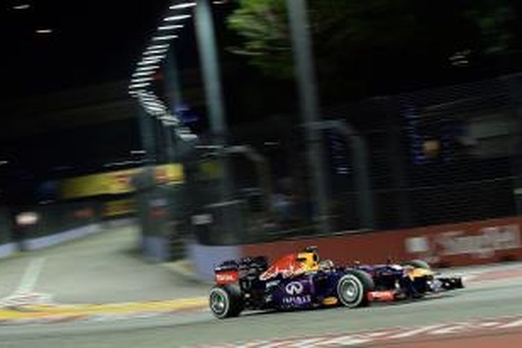 Pebalap Red Bull asal Jerman, Sebastian Vettel, memacu mobilnya pada sesi latihan bebas dua GP Singapura di Sirkuit Marina Bay Street, Jumat (20/9/2013).