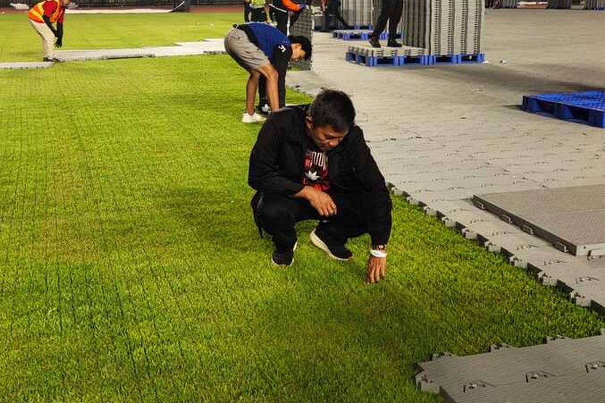 Jajaran Dinas Pemuda dan Olahraga (Dispora) Kabupaten Bandung saat melakukan pengecekan rumput Stadion Si Jalak Harupat usai digunakan konser Dewa-19 pada Sabtu (19/8/2023)