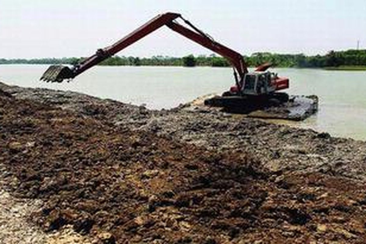 Mesin berat mengeruk lumpur di dasar Situ Cipule, Karawang, Jawa Barat, Kamis (8/9/2011). Sejumlah pekerjaan terus berlangsung di Situ Cipule yang akan menjadi tempat pertandingan dayung di SEA Games XXVI/2011. 