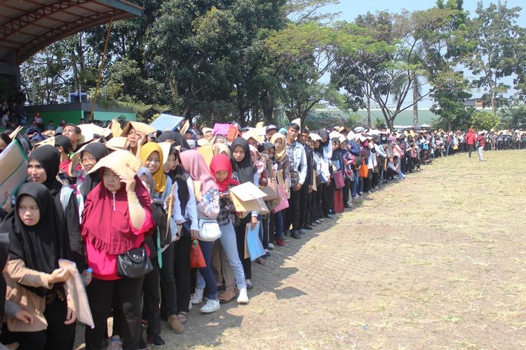 Pengunjung Cianjur Job Fair 2019 di Lapang Prawatasari, Cianjur, Jawa Barat, Selasa (25/06/2019) mengular saat berupaya memasukkan berkas lamaran ke loket salahsatu stand perusahaan
