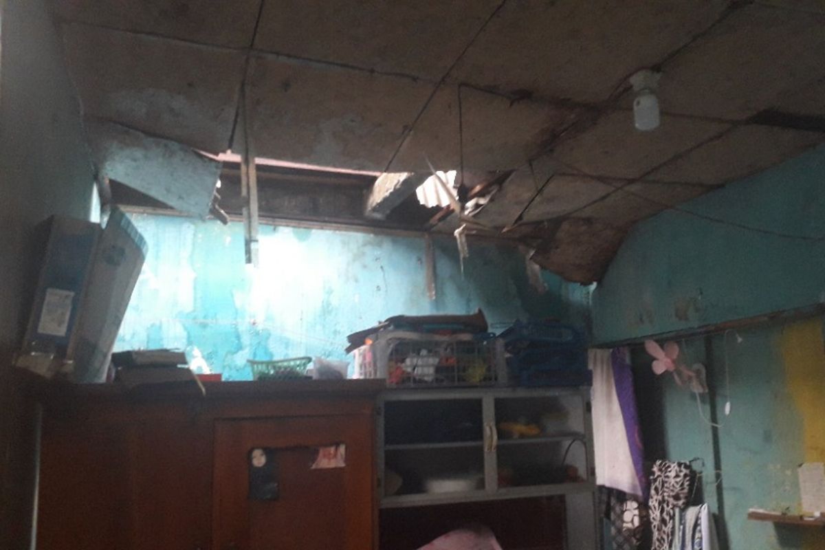 Rumah seorang warga di Lagoa, Jakarta Utara, rusak akibat diterpa angin kencang, Jumat (25/1/2019) 