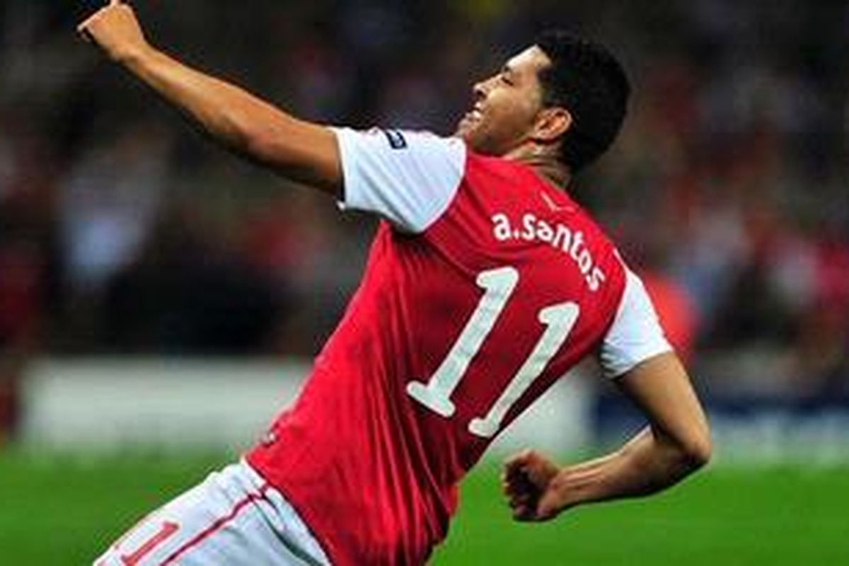 Bek Arsenal, Andre Santos, merayakan golnya ke gawang Olympiakos, pada pertandingan fase grup Liga Champions, di Stadion Emirates, Rabu (28/9/2011).