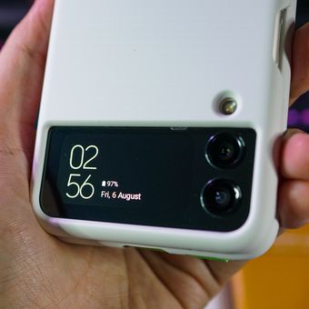 Aksesori casing Galaxy Z Flip 3 dirancang agar pengguna masih bisa melihat informasi yang ditampilkan di layar Cover Screen. 