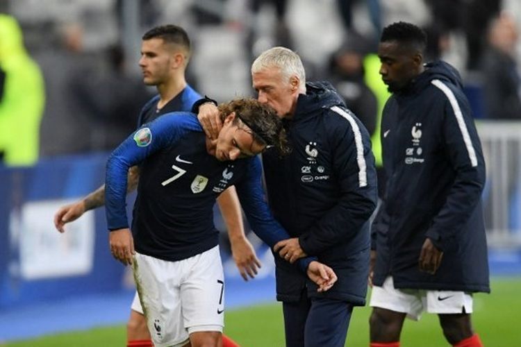 Pelatih timnas Perancis, Didier Deschamps mencium kepala Antoine Griezmann.