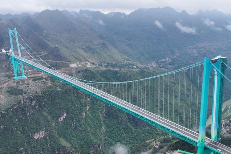 China meresmikan jembatan tertinggi di dunia bernama Huajiang Grand Canyon Bridge pada Minggu (28/9/2025).  Jembatan ini berdiri setinggi 625 meter di atas sungai dan ngarai luas di Provinsi Guizhou, wilayah pegunungan di selatan China.