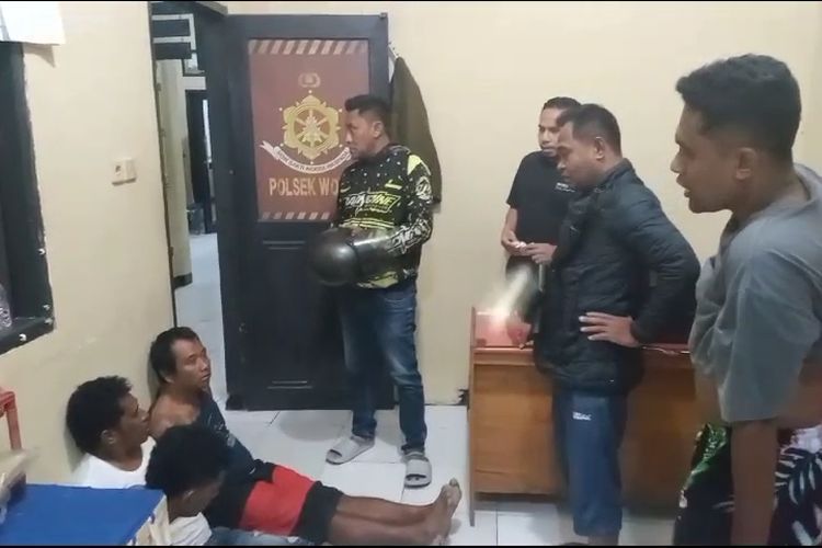 Setelah kabur melarikan diri, tiga orang pria inisial, MO (23), WH (43) dan MKN (34), tak berkutik ditangkap anggota Satreskrim Polres Baubau di Kendari, Sulawesi Tenggara.