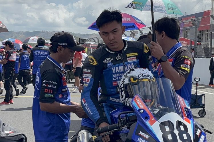 Pebalap Yamaha Racing Indonesia, Candra Hermawan, kala bersiap jelang Race 2 kelas AP250 Asia Road Racing Championship (ARRC) 2025 di Sirkuit Mandalika, Lombok, Nusa Tenggara Barat, Minggu (31/8/2025.
