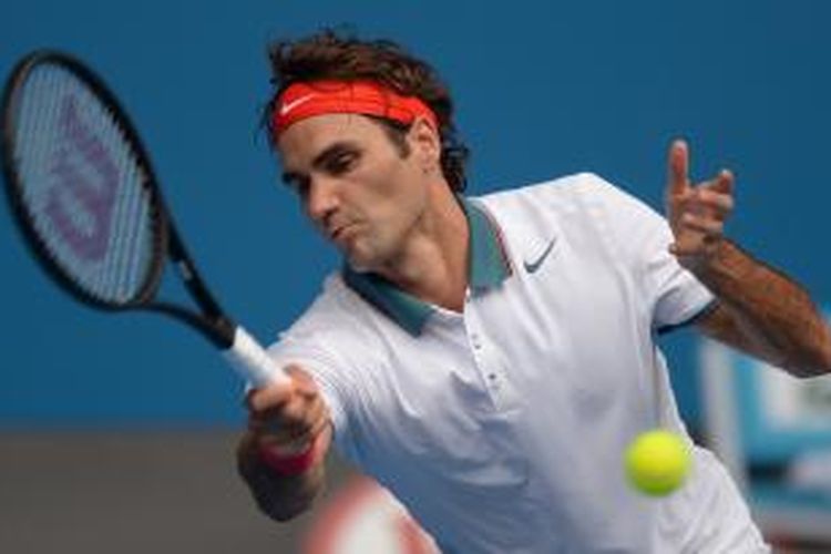 Petenis Swiss, Roger Federer memukul bola ke petenis Rusia, Teymuraz Gabashvili pada babak ketiga Australian Open di Rod Laver Arena, Melbourne Park, Sabtu (18/01/2014). Federer menag 6-2, 6-2, 6-3.