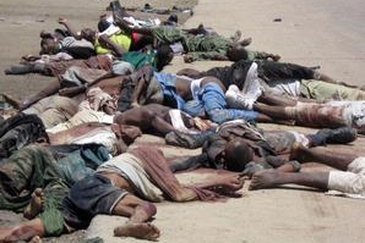 Puluhan mayat tergeletak di jalan depan markas polisi di Nigeria.