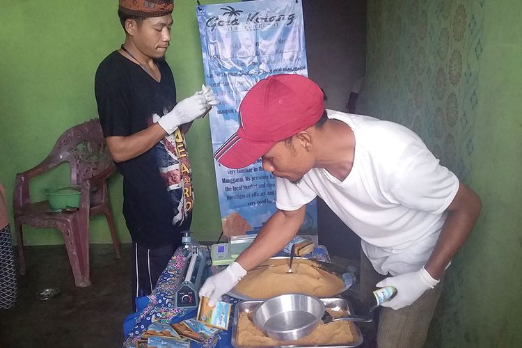 Kelompok Pemuda Desa Sompang Kolang sedang memasukkan Gola Rebok atau Semut di dalam kemasan modern yang siap didistribusikan di hotel dan restoran di Kota Labuan Bajo, Kabupaten Manggarai Barat, Flores Barat, NTT, Sabtu (27/4/2019). Ini destinasi alternatif di luar kawasan Taman Nasional Komodo di Manggarai Barat. 