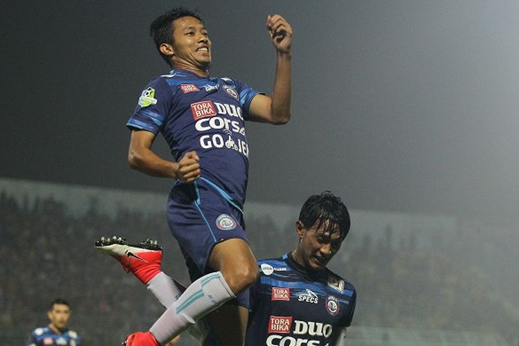 Pemain Arema FC, Dendi Sandoso (kiri), saat melawan Semen Padang di Stadion Kanjuruhan, Kabupaten Malang, Sabtu (4/11/2017).