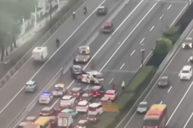 Alphard Tabrak Belakang Truk Trailer di Tol Dalam Kota, Diduga Terhalang Asap Knalpot