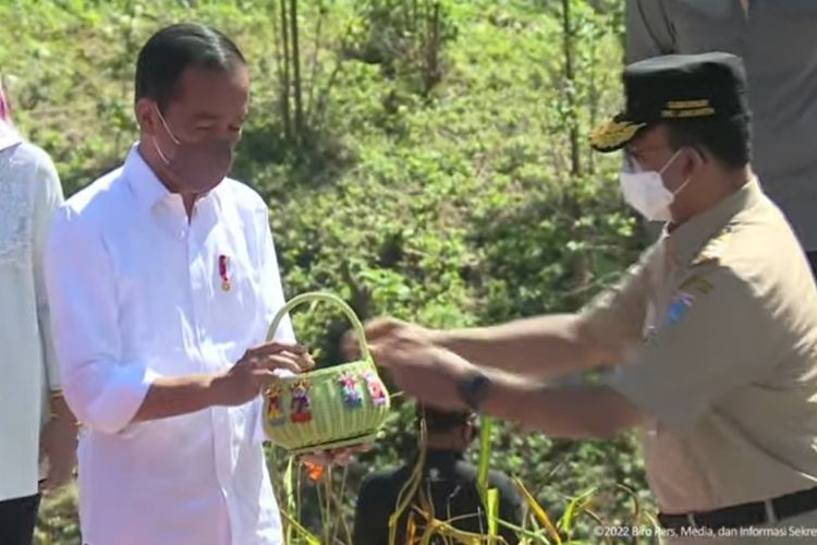 Presiden Joko Widodo menerima tanah dan air yang dibawa Gubernur DKI Jakarta Anies Baswedan untuk prosesi penyatuan tanah dan air nusantara di titik nol IKN, Senin (14/3/2022).