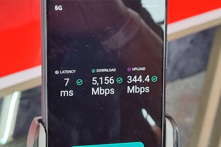 Hasil uji coba speedtest 5G di frekuensi 26 Ghz di booth Telkomsel yang berada di area Pertamina Grand Prix of Indonesia.