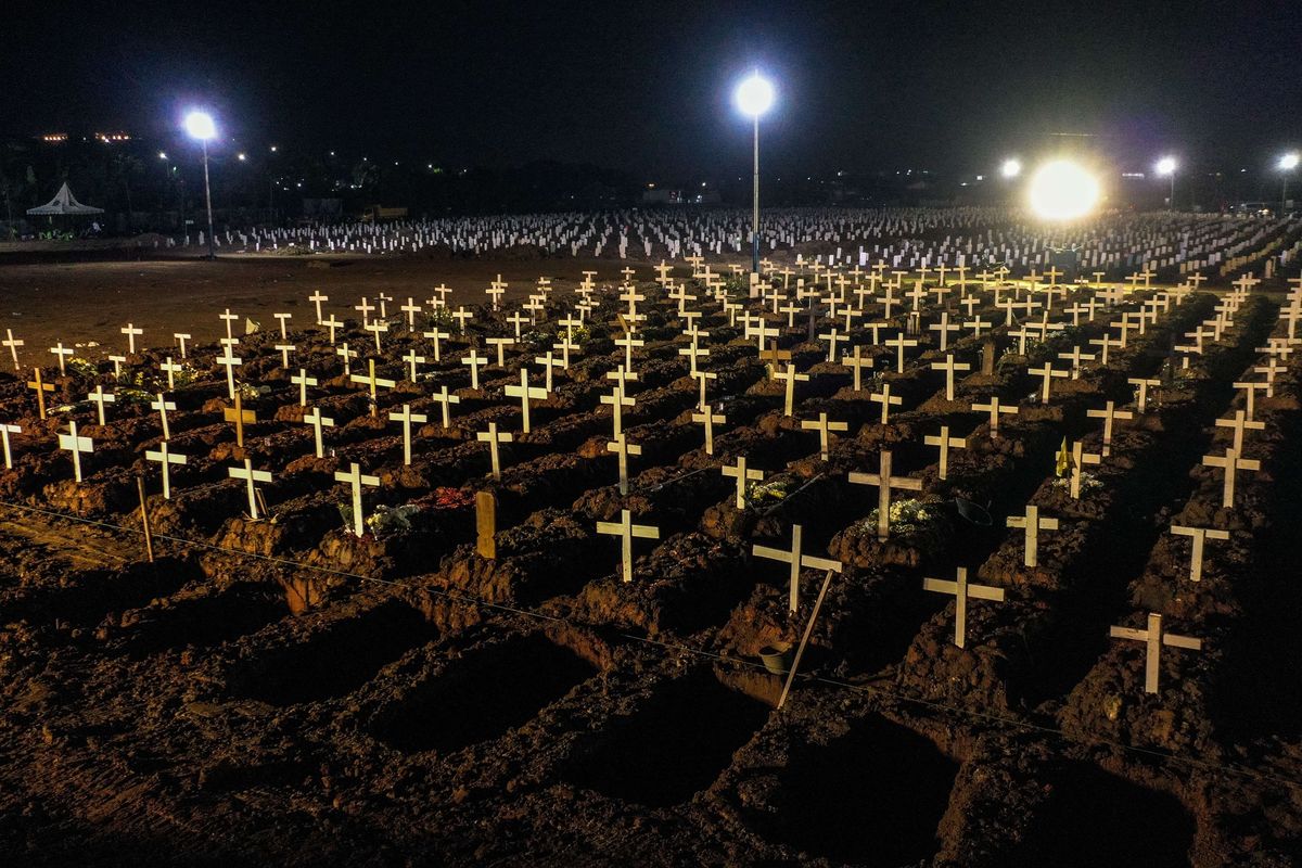 Pantauan udara makam korban Covid-19 di TPU Rorotan, Jakarta Utara, Jumat (23/7/2021). Pasien yang meninggal dunia bertambah 1.566, sekaligus rekor tertinggi sejak pandemi. Dengan demikian, total kasus kematian Covid-19 tembus 80.598 orang.