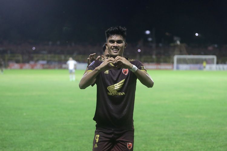 Pemain PSM Makassar Ramadhan Sananta selebrasi seusai menjebol gawang Persib Bandung saat pertandingan pekan ke-7 Liga 1 2022-2023 yang berakhir dengan skor 5-1 di Stadion Gelora BJ Habibie Pare-pare, Senin (29/8/2022) malam.