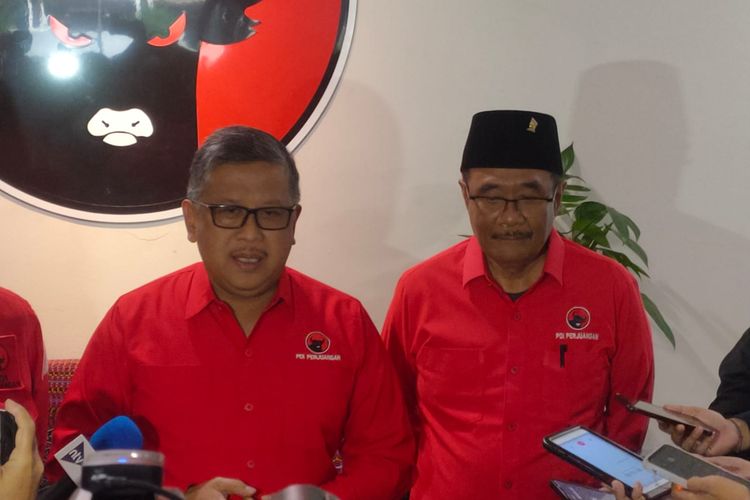 Sekretaris Jenderal PDI-P Hasto Kristiyanto (kiri) dan Ketua DPP PDI-P Djarot Saiful Hidayat (kanan) di Sekolah Partai, Lenteng Agung, Jakarta, Kamis (23/2/2023).