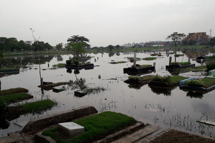 Petak-petak makam di Taman Pemakaman Umum Semper, Jakarta Utara, terendam banjir memasuki musim hujan, Selasa (4/12/2018).