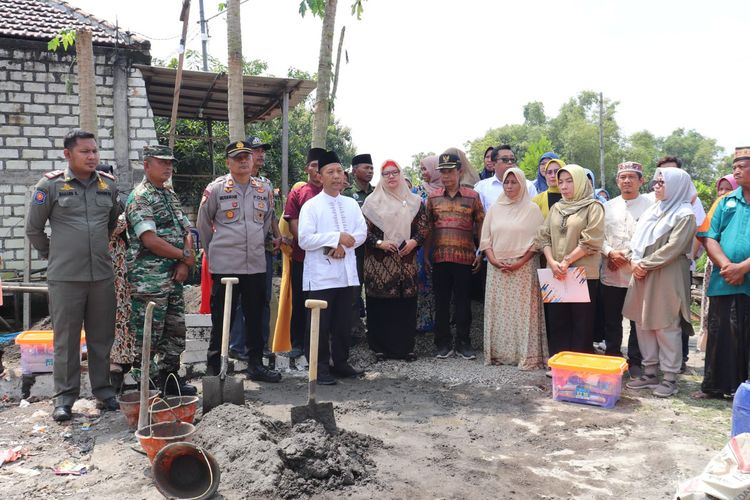 Wakil Bupati Gresik Aminatun Habibah (tengah) saat agenda pemberian bantuan program bedah rumah di Desa Gedangkulud, Kecamatan Cerme, Gresik, Jawa Timur, Jumat (10/3/2023).