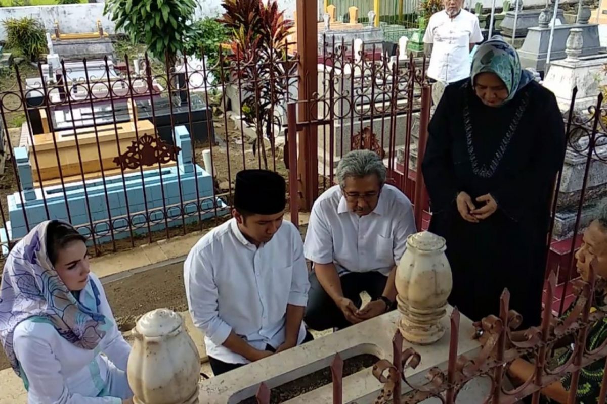 Emil Dardak bersama Arumi Bachsin melakukan ziarah makam eyangnya yakni Mohammad Dardak