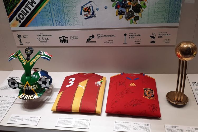 Salah satu benda yang terdapat di FIFA Museum yang ada di FIFA Fan Ferstival di Doha, Corniche, Qatar.