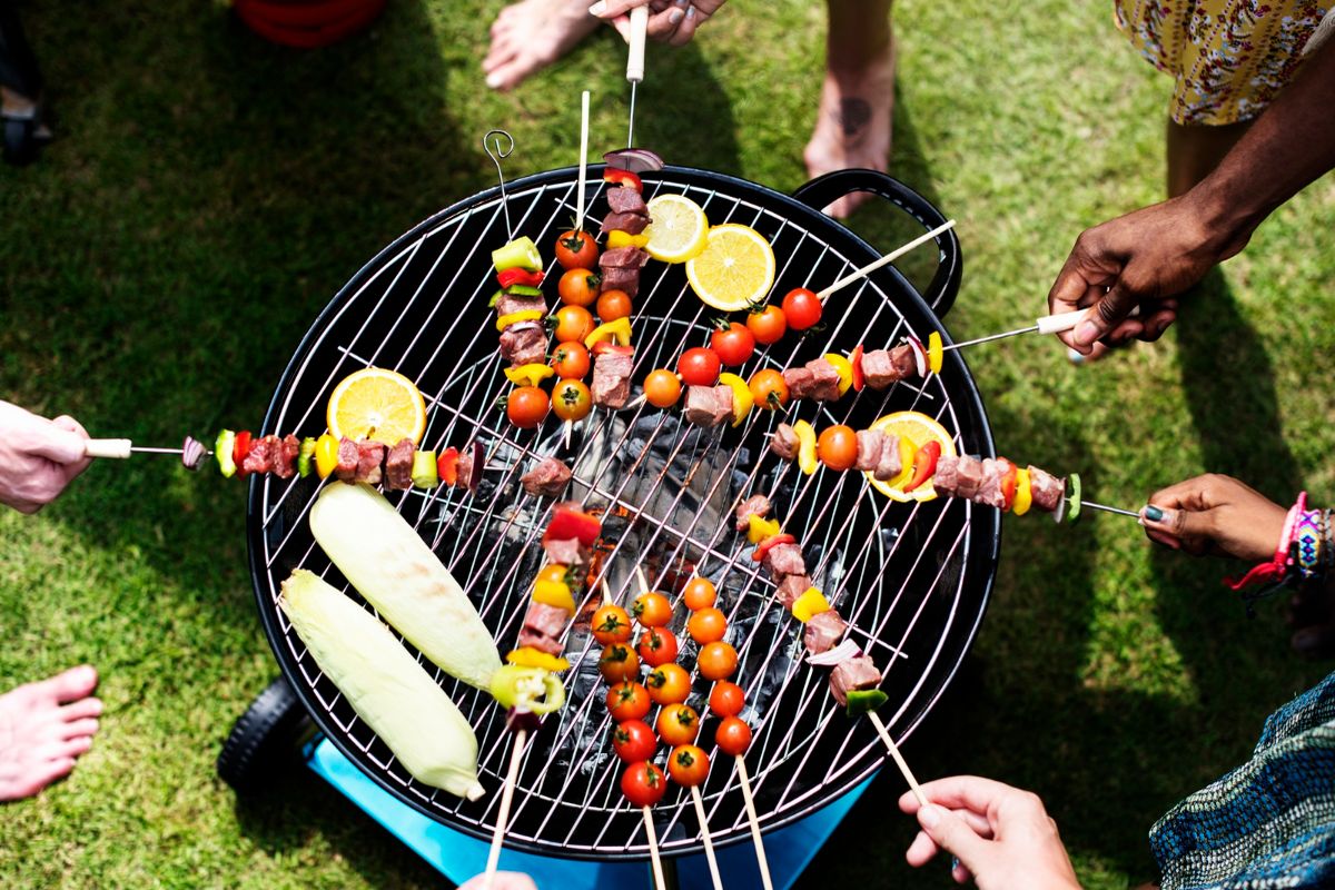 Ilustrasi alat grill outdoor arang. 