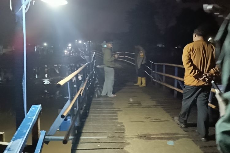 Kondisi jembatan apung Cijeruk, yang menyambungkan dua Kecamatan yakni Kecamatan Bojongsoang dan Kecamatan Baleendah, Kabupaten Bandung usai patah dan videonya viral di sosial media, Jumat (23/5/2025)