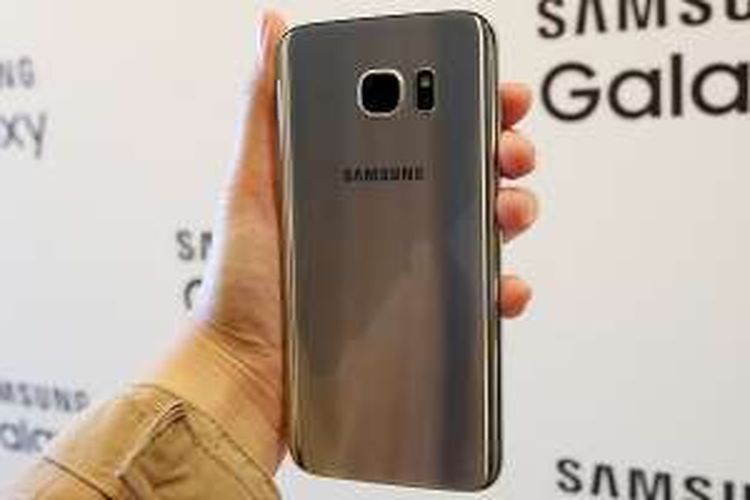 Tampak belakang Samsung galaxy S7 Edge