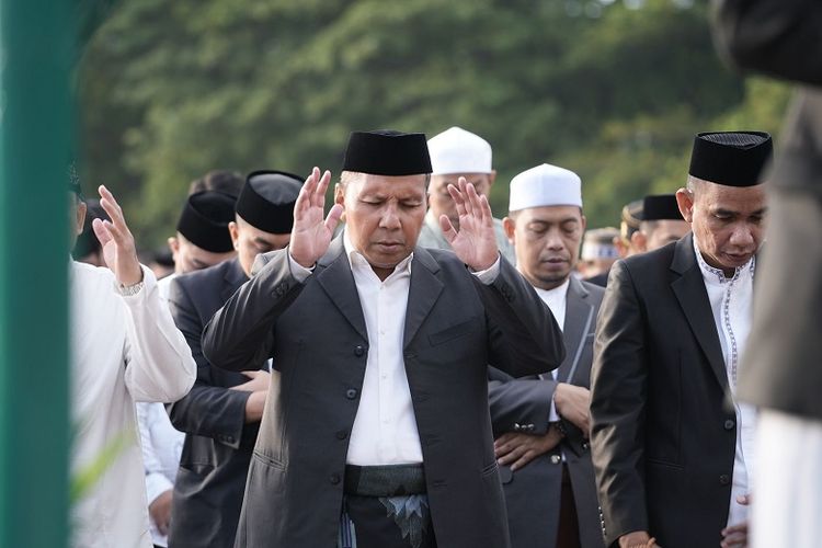 Wali Kota Makassar Danny Pomanto pada momen shalat Idul Fitri di Lapangan Karebosi, Makassar, Sabtu (22/4/2023). 