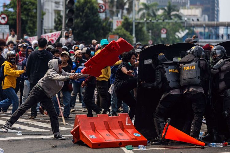 Suasana bentrok antara Pelajar dan Polisi di Kawasan Harmoni, Jakarta Pusat, Kamis (8/10/2020)