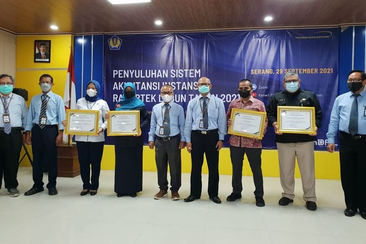 Acara penyerahan penghargaan dilaksanakan setelah kegiatan Penyuluhan Sistem Akuntansi Instansi yang dilaksanakan di Aula Kanwil Ditjen Perbendaharaan Provinsi Banten, Rabu (29/9/2021).