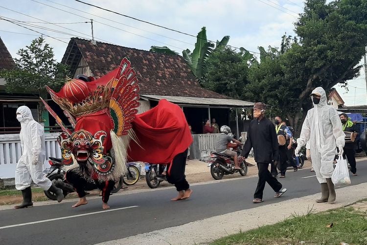 Tradisi Barong Ider Bumi digelar masyarakat Desa Kemiren, Kecamatan Glagah, Kabupaten Banyuwangi, Jawa timur, diselenggarakan saat pandemi dengan protokol kesehatan (25/5/2020).