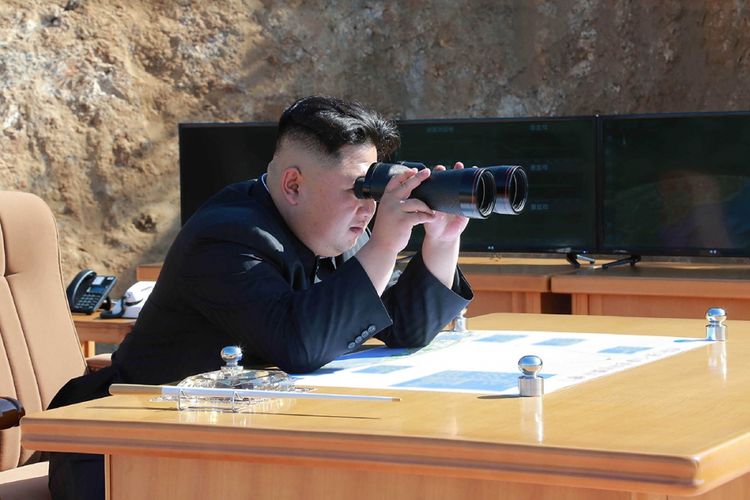 Kantor Berita Pusat Korea Utara (KCNA) merilis foto yang menunjukkan Pemimpin Korea Utara Kim Jong-Un tengah menginspeksi uji coba peluncuran misil balistik antarbenua Hwasong-14 di sebuah lokasi yang tidak diketahui, Selasa (4/7/2017). Korea Utara mengklaim uji misil balistik itu sebagai simbol kemampuan persenjataan untuk mengancam dua negara bersekutu, Korea Selatan dan Amerika Serikat.