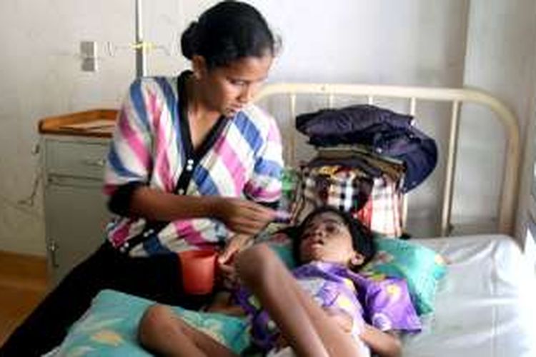 Juliana (8) penderita gizi buruk didampingi ibunya Sambimah (35) saat menjalani perawan di ruang anak RSUD Cut Nyak Dhien, Meulaboh, Jum'at (29/07/16)