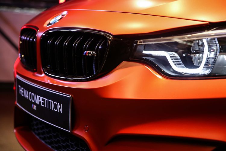 Mobil BMW M4 Competition terlihat saat diluncurkan di Jakarta, Selasa (12/11/2019). M4 Competition hanya 2 unit di Indonesia dengan warna Frozen Red dan Frozen black, dibuka dengan harga Rp 2,349 milyar Off-the road.