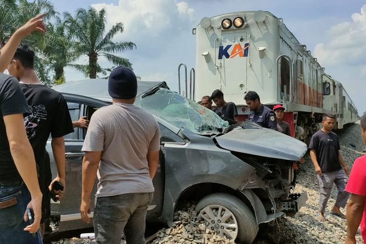 Kondisi Innova Reborn rusak parah setelah ditabrak kereta api di perlintasan rel di Kota Tebing Tinggi, Sumatera Utara, Minggu (14/1/2024)
