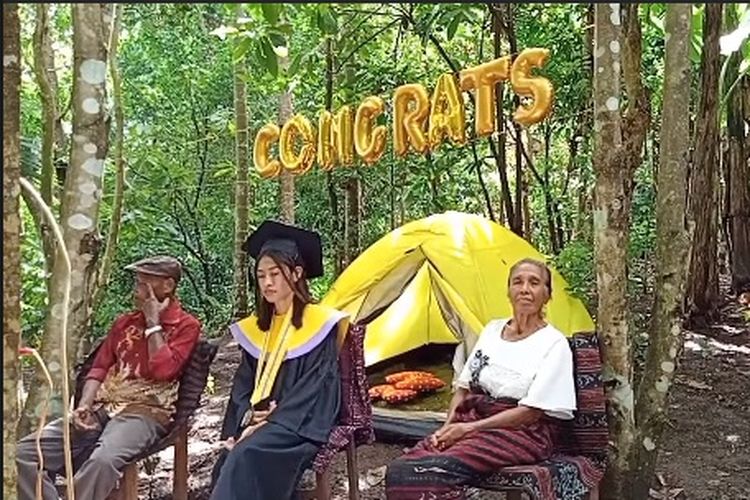 Viral di media sosial sebuah video yang menunjukkan seorang mahasiswa tengah mengikuti wisuda daring diwisuda hutan bersama kedua orangtua dan sanak keluarga. (Tangkapan layar)