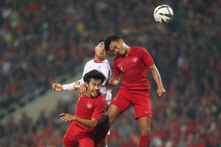 Duel udara dua pemain timnas u-23 Indonesia (merah) dengan pemain Vietnam pada laga kedua Grup K Kualifikasi Piala Asia U-23 di Stadion My Dinh, Hanoi, Minggu (24/03/2019).