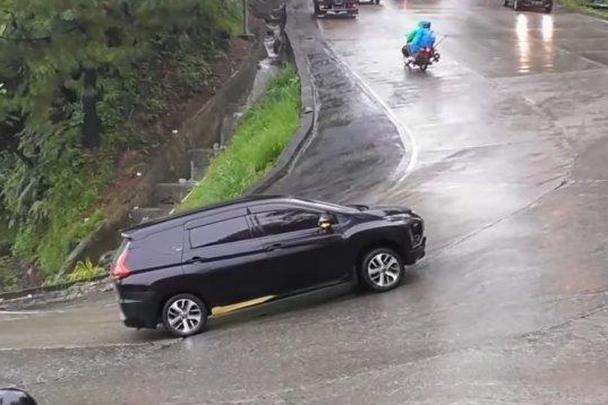 Mitsubishi Xpander melintas tanjakan Sitinjau Lauik di Sumatera Barat.