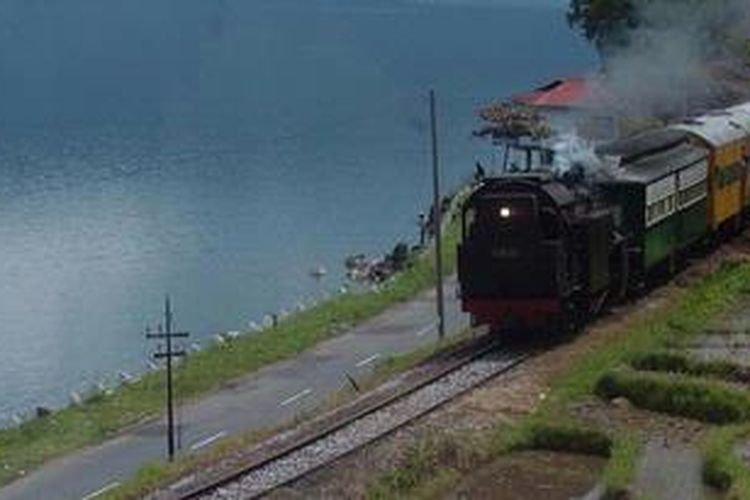 ILUSTRASI - Lokomotif uap Mak Itam menarik gerbong berisi pebalap dan ofisial yang berlaga di Tour de Singkarak 2012 menuju start etape pertama di Sawahlunto di tepian Danau Singkarak, Kabupaten Solok, Sumatera Barat, Minggu (3/6/2012). Etape pertama yang dilaksanakan 4 Juni, berlangsung di Sawahlunto menempuh jarak 77,6 kilometer.  