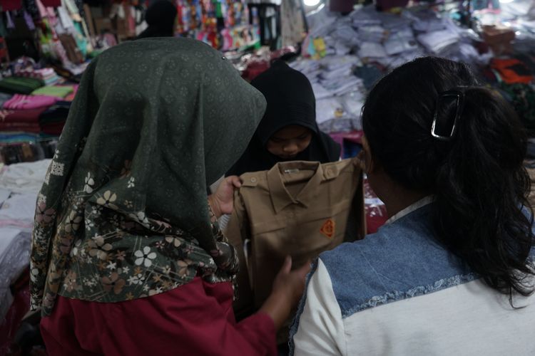 Berburu Seragam dan Sepatu Sekolah, Orangtua di Sumbar Putar Otak Tekan Pengeluaran