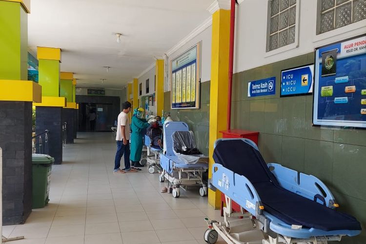 Pasien Covid-19 saat dirawat di teras Instalasi Gawat Darurat (IGD) RSUD Kanujoso, Balikpapan, Kaltim, Kamis (1/7/2021).