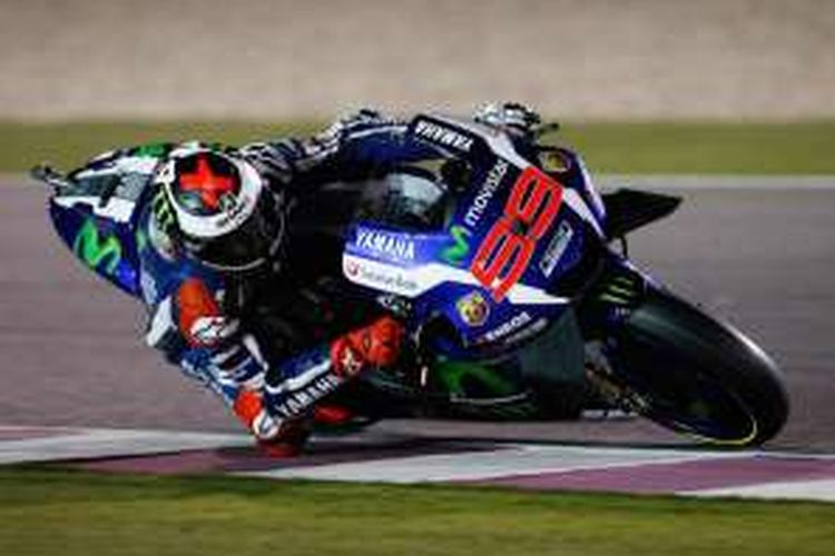 Pebalap Movistar Yamaha asal Spanyol, Jorge Lorenzo, memacu motornya pada sesi latihan bebas ketiga GP Qatar di Sirkuit Losail, Jumat (18/3/2016).