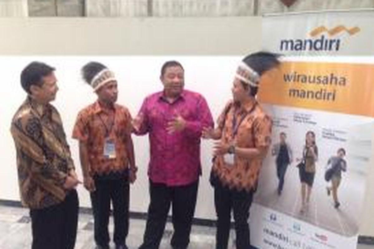 Menteri Koperasi dan Usaha Mikro Kecil Menengah (UMKM), Anak Agung Gde Puspayoga (dua dari kanan) dan Dirut PT Bank Mandiri, Budi G Sadikin (kiri) bersama 2 finalis dalam program wirausaha Mandiri 2014, di Jakarta, Selasa (10/3/2015)