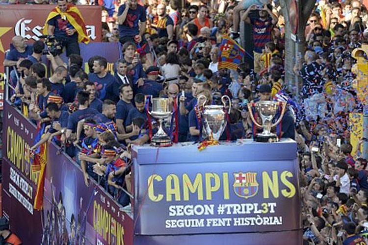 Para pemain Barcelona diarak memakai bus atap terbuka saat merayakan keberhasilan meraih treble winners, Minggu (7/6/2015). 
