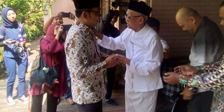 Ridwan Kamil saat bertemu dengan tokoh Jabar, Solihin GP di kediamannya, Jalan Cisitu, Bandung, Kamis (28/6/2018).