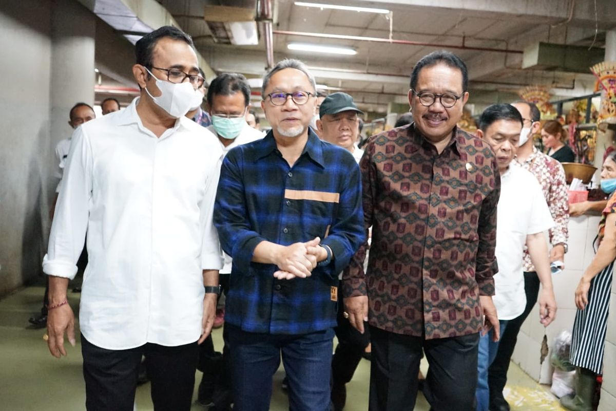 Menteri Perdagangan (Mendag) Zulkifli Hasan (Zulhas), didampingi Wakil Gubernur Bali Tjokorda Oka Artha Ardhana Sukawati atau Cok Ace  saat memantau harga bahan pokok di Pasar Badung, Denpasar, Bali, pada Rabu (22/09/2022)/ Dok.Humas Pemprov Bali 