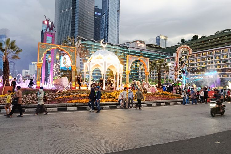 Malam Takbiran di Bundaran HI Dipadati Warga, Ada Pertunjukan Air Mancur